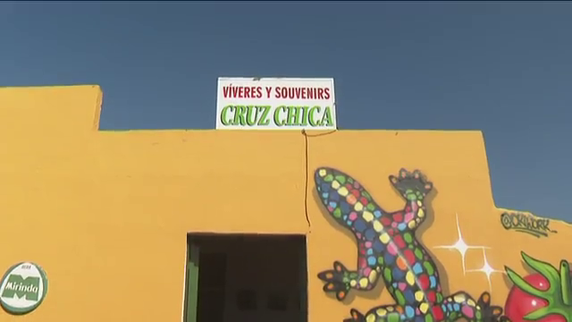 Un vecino del barrio de Cruz Chica, en La Palma, reabre su tienda tras cinco meses cerrada por el volcán