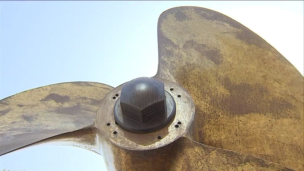 Retiran la hélice del Crucero Canarias, uno de los vestigios franquistas que permanecían en Santa Cruz de Tenerife