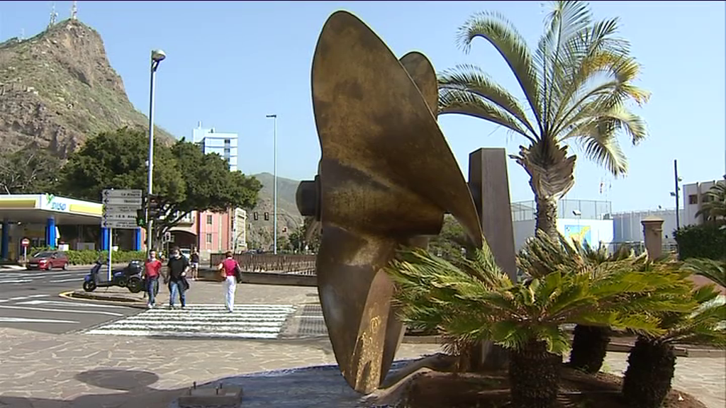 Retiran la hélice del Crucero Canarias, uno de los vestigios franquistas que permanecían en Santa Cruz de Tenerife