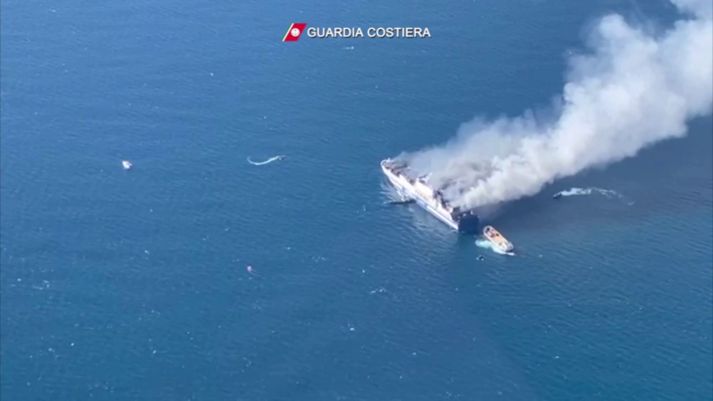 Buscan a una decena de desaparecidos en el incendio de un ferry cerca de Grecia