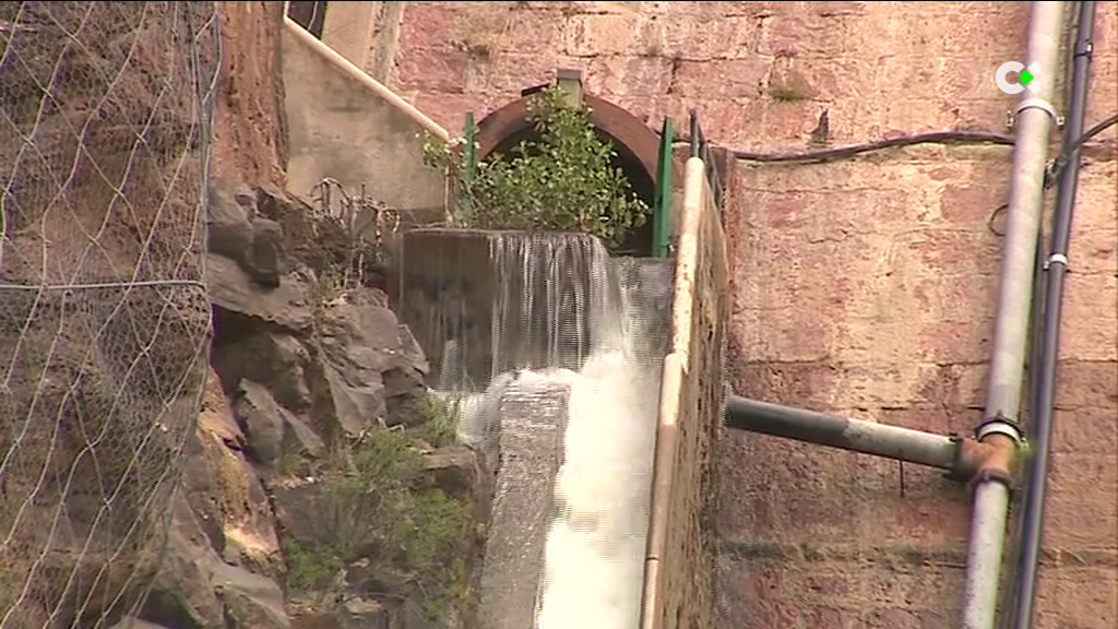 Los trabajos en la presa de Ayagaures permiten reducir 30 litros por segundo el caudal de la fuga