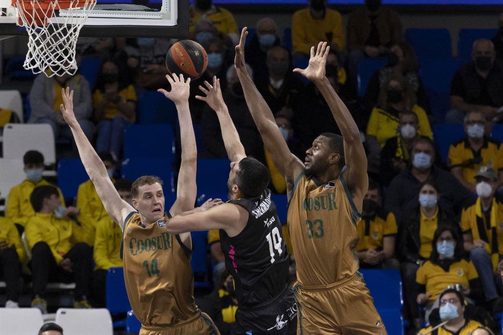 Sufrida victoria del Lenovo Tenerife en la prórroga ante el Coosur Betis (99-97)