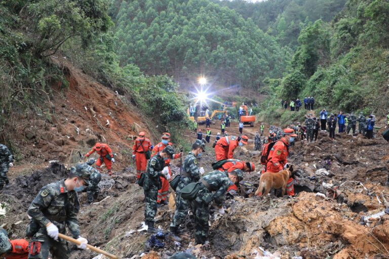 Encuentran restos humanos en la zona del siniestro del avión de China Eastern Airlines