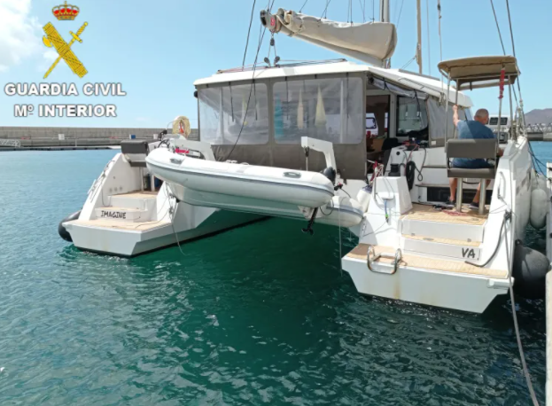 Recuperan un catamarán a la deriva cuyo patrón pudo llegar a la costa tras caer al mar