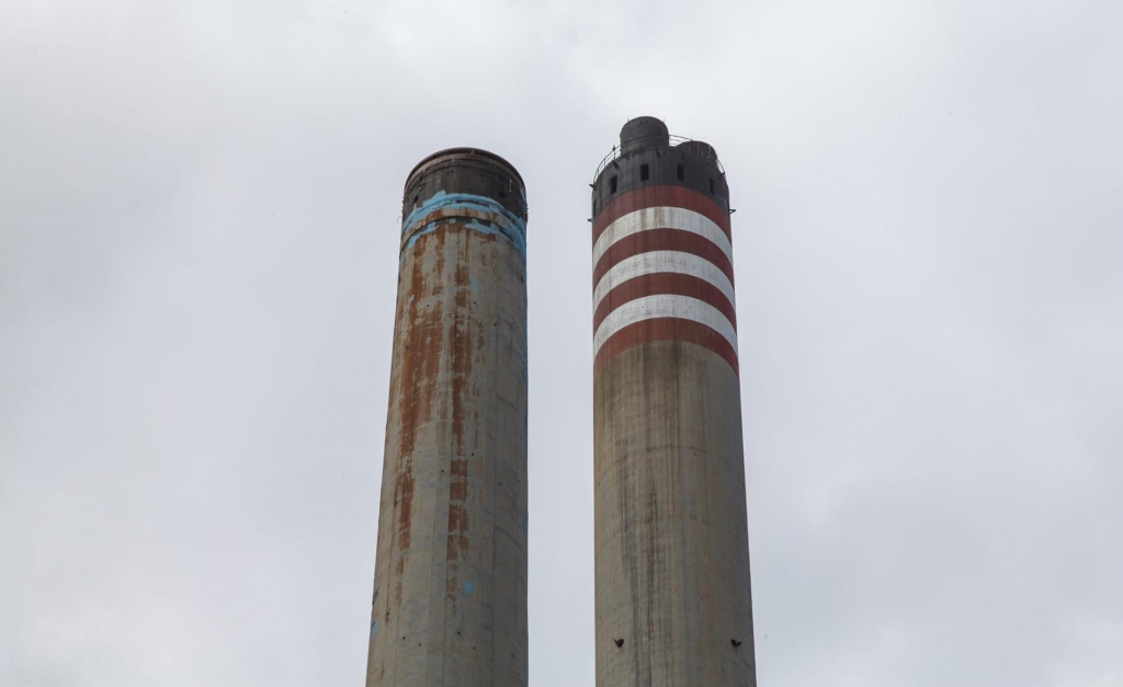 Endesa demolerá las chimeneas de la central de Jinámar