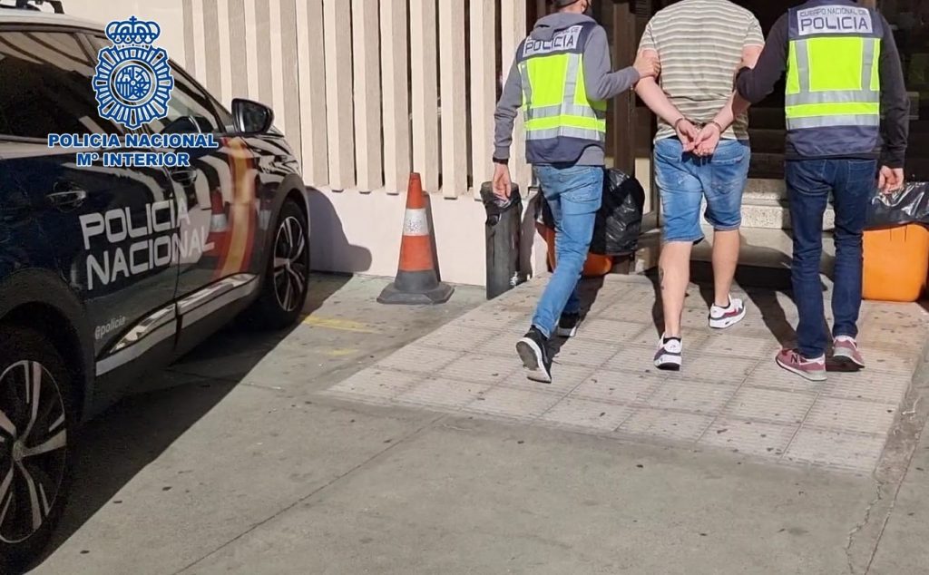 Tres detenidos en Adeje, en Tenerife, por robar tarjetas a turistas y estafar más de 14.000 euros