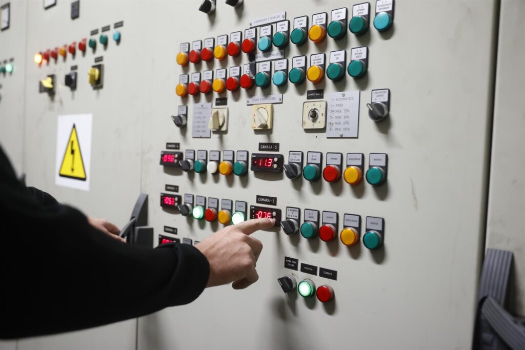 El precio de la luz se dispara este martes un 45 % hasta 237,3 euros/MWh