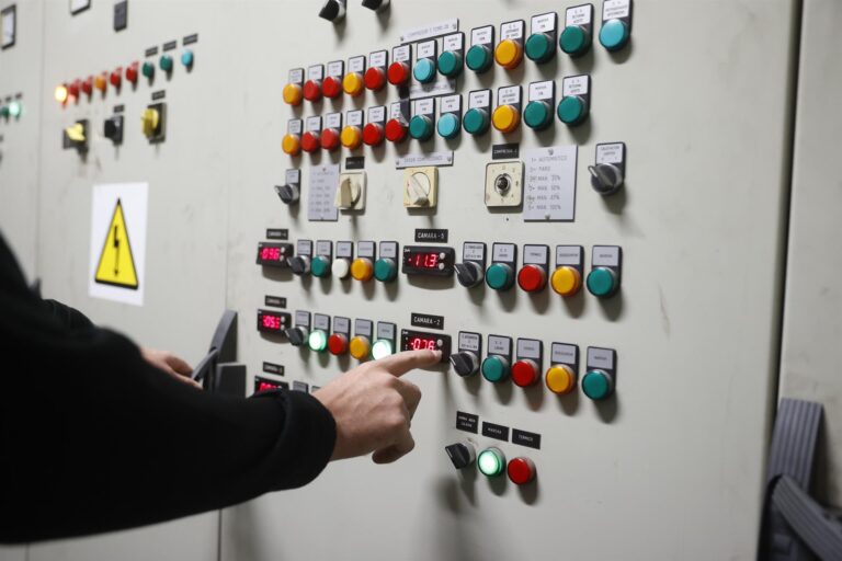 El precio de la luz se dispara este martes un 45 % hasta 237,3 euros/MWh