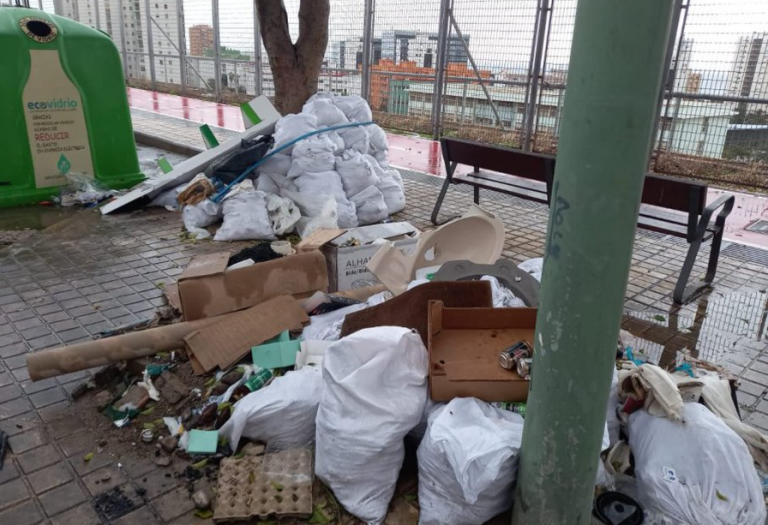 Denuncian a cuatro personas por verter escombros en pleno Paseo de San José de la capital grancanaria