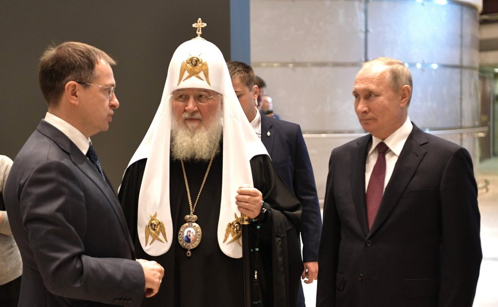  Russian President Vladimir Putin (R) and Patriarch Kirill (C) of Moscow and All Russia meet with Russian Culture Minister Vladimir Medinsky during their visit to the 18th Orthodox Russia Exhibition Forum held at the Manege Central Exhibition Hall as they mark the Russian National Unity Day. (Foto de ARCHIVO) 04/11/2019 