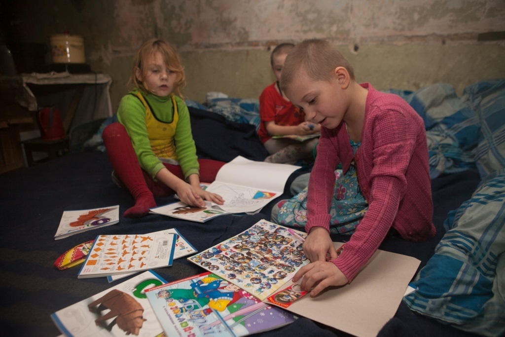 Niños juegan con material distribuido por UNICEF en Donetsk FILIPPOV/UNICEF (Foto de ARCHIVO) 20/2/2015
