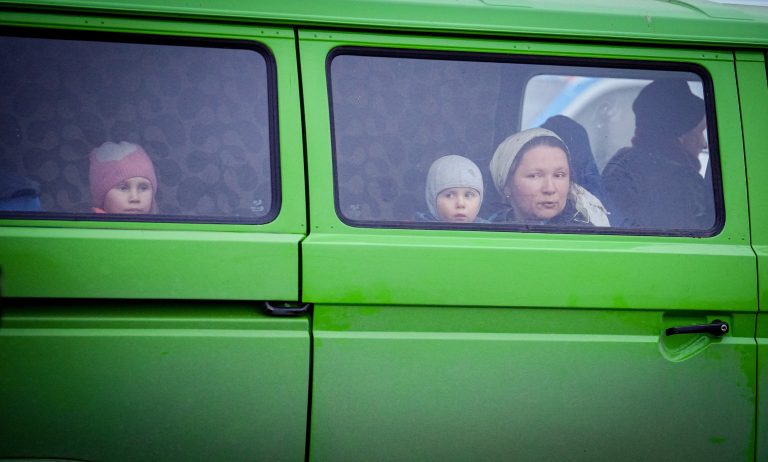 Ucrania y Rusia acuerdan abrir corredores humanitarios