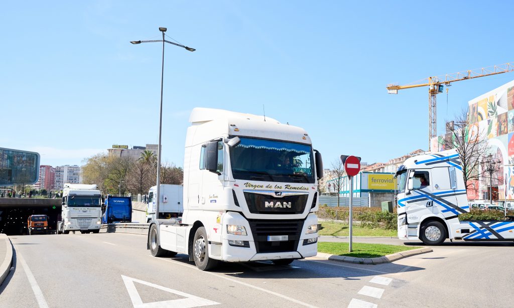 Los transportistas canarios aplazan la manifestación prevista para este lunes