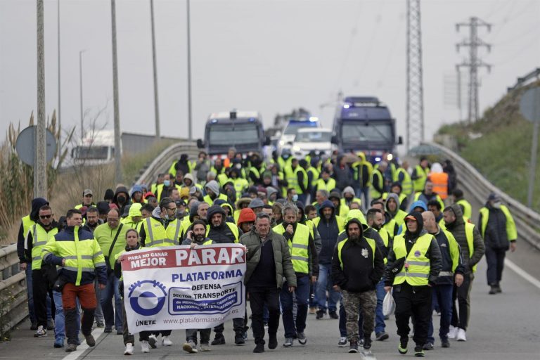 Los transportistas mantienen los paros pese al acuerdo