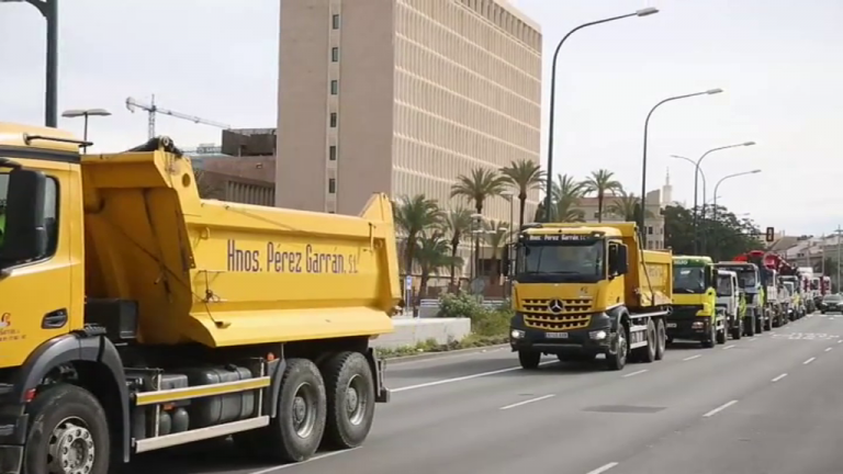 Los transportistas canarios irán a la huelga y advierten de parar la actividad