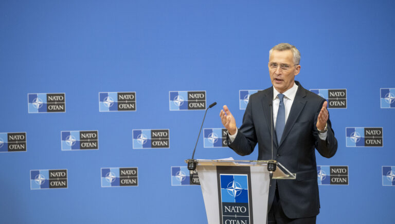 La OTAN extiende un año el mandato de Stoltenberg como secretario general