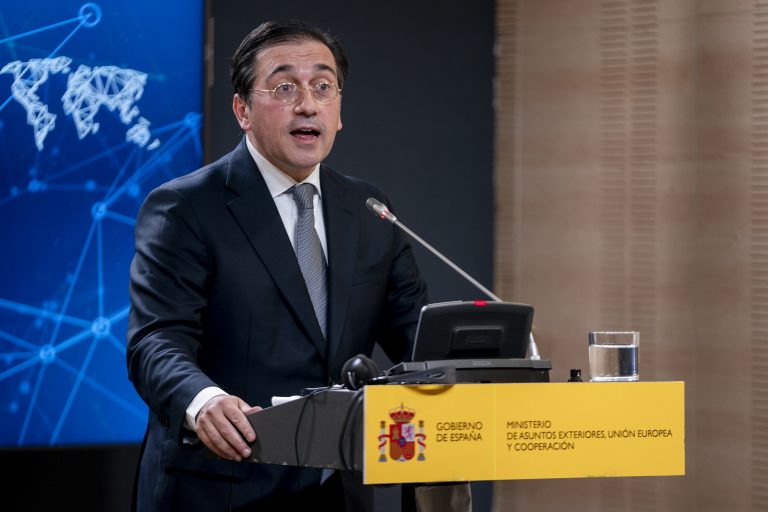 Albares dice que se seguirá actuando contra los oligarcas rusos mientras continúen los bombardeos en Ucrania