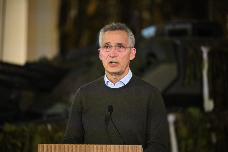 La OTAN rechaza aplicar una zona de exclusión aérea en Ucrania porque provocaría una «guerra total» en Europa
