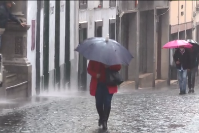 La lluvia y el viento provocan desvíos y cancelaciones de vuelos y desprendimientos en las islas 