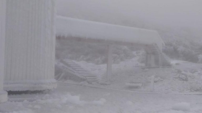 La nieve y el hielo obligan al corte de carreteras en Gran Canaria, Tenerife y La Palma