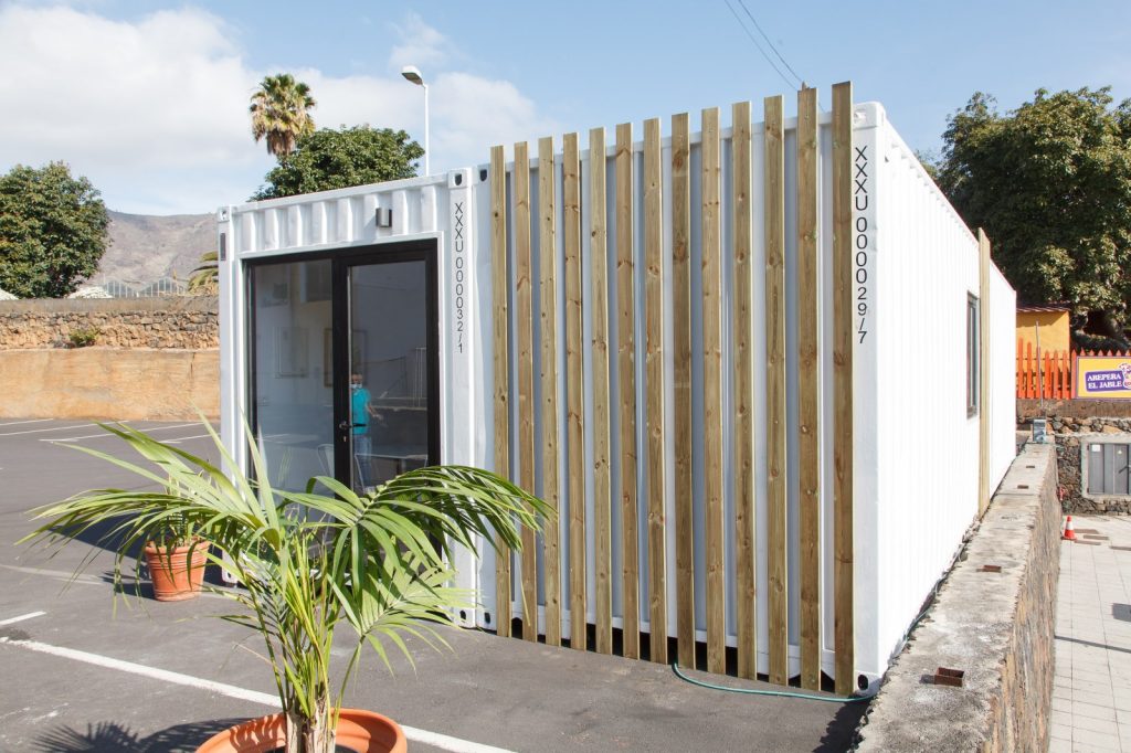 Instalan la primera casa piloto que pueden visitar los afectados del volcán