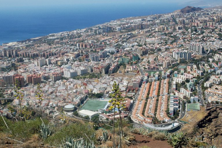 El Ayuntamiento y los vecinos de Santa Cruz de Tenerife acuerdan mantener el nombre de la avenida de San Sebastián