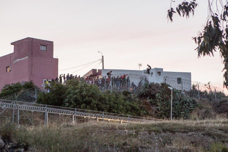 Dos mil migrantes intentan entrar en Melilla en el salto a la valla más numeroso en años