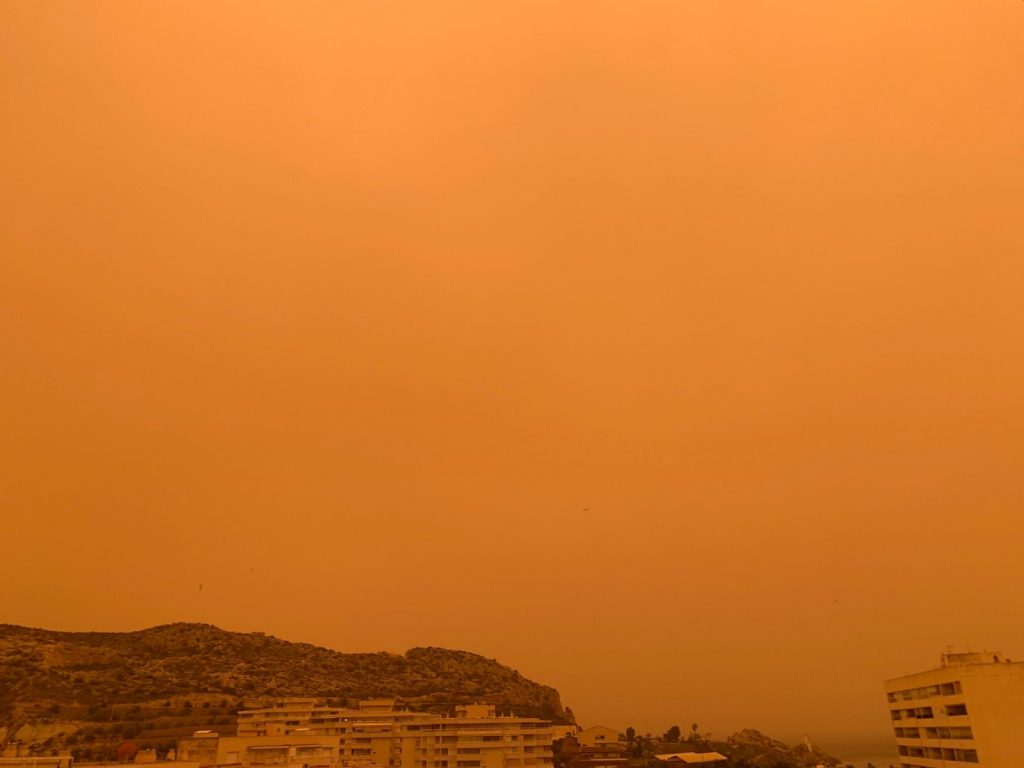 La calima tiñe de naranja el cielo de Murcia