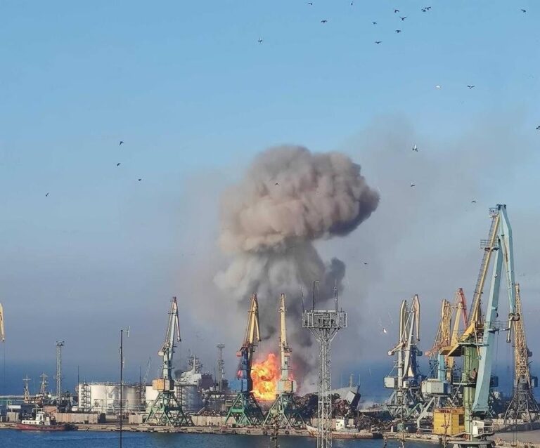 Ucrania asegura haber destruido un buque de desembarco ruso en el puerto de Berdyansk