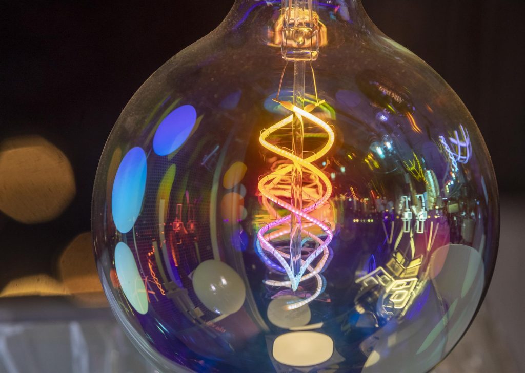 El precio de la electricidad cae cerca de un 8% y marcará este domingo 219,42 euros/MWh