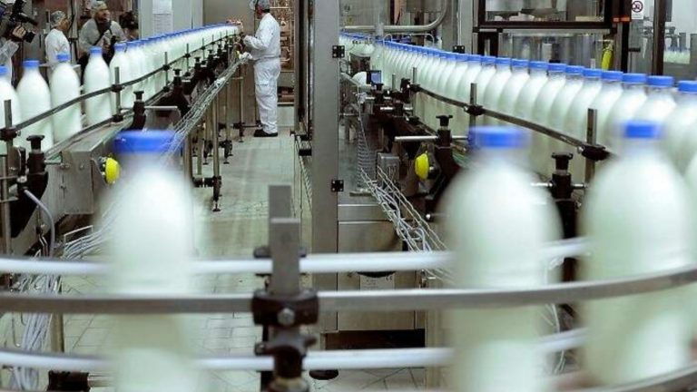 La industria canaria está en niveles críticos de existencias en lácteos y trigo