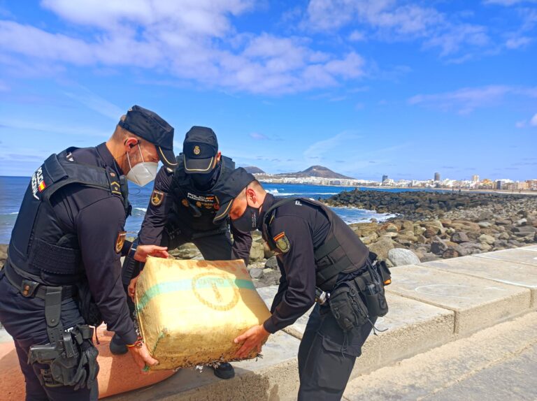 Encuentran otro fardo de hachís en la playa de Las Canteras