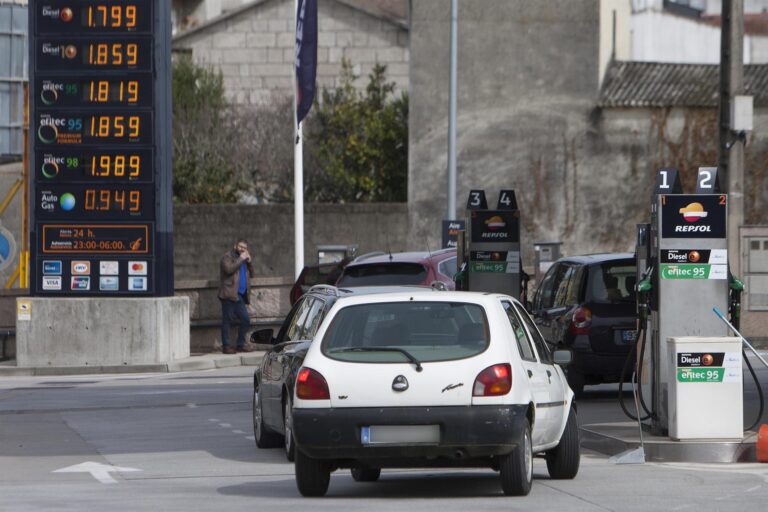La gasolina y el gasóleo bajan más de un 1 % tras semanas de récords