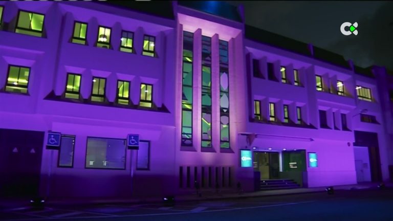 Las sedes de RTVC se tiñen de violeta por el 8M