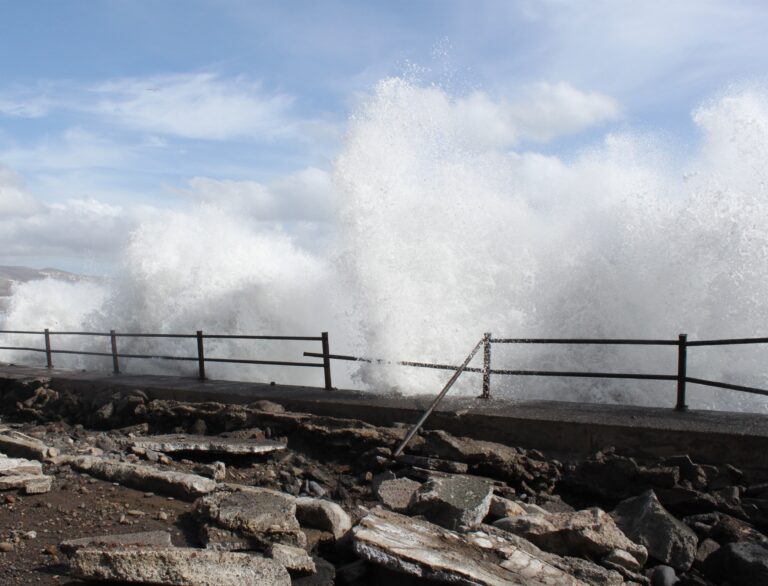 Declaran la alerta por olas de hasta 5 metros y viento fuerte