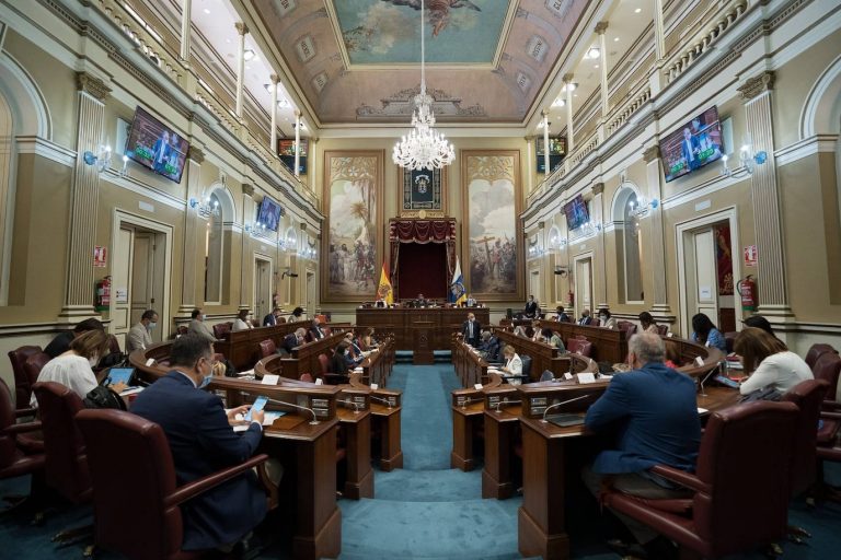 Los grupos de la oposición critican la gestión de Torres al frente del Gobierno