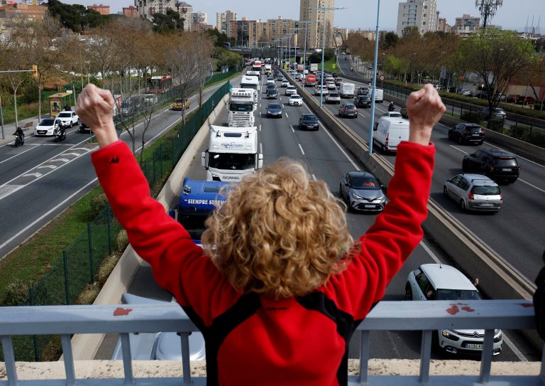 La ministra accede a reunirse con los transportistas convocantes del paro