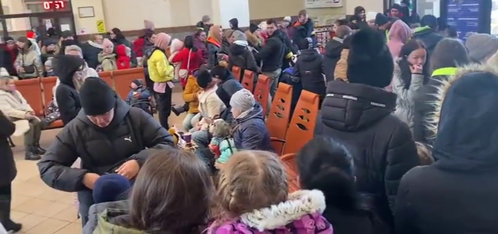 Miles de ucranianos se agolpan en las estaciones de tren