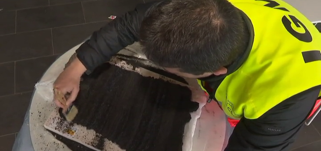 Los geólogos estudian el perfil estratigráfico de las deposiciones del volcán