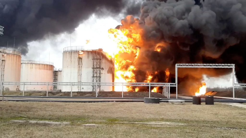 Depósitos de fuel ardiendo en la ciudad de Belgorod en Ucrania