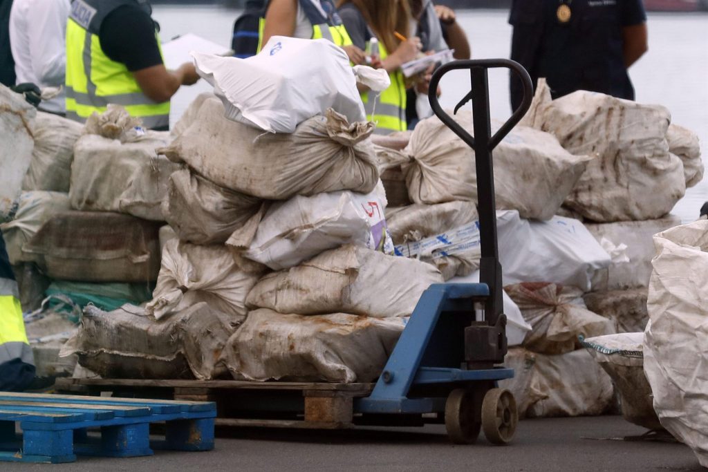 Cinco detenidos en un pesquero con droga apresado al sur de Canarias
