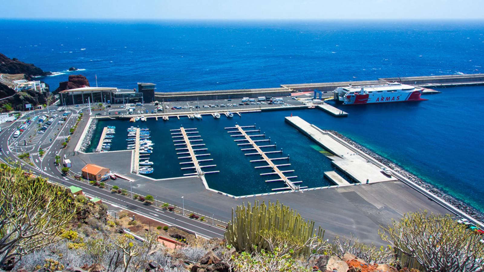 Sofocan un incendio en una embarcación de recreo que estaba varada en El Hierro