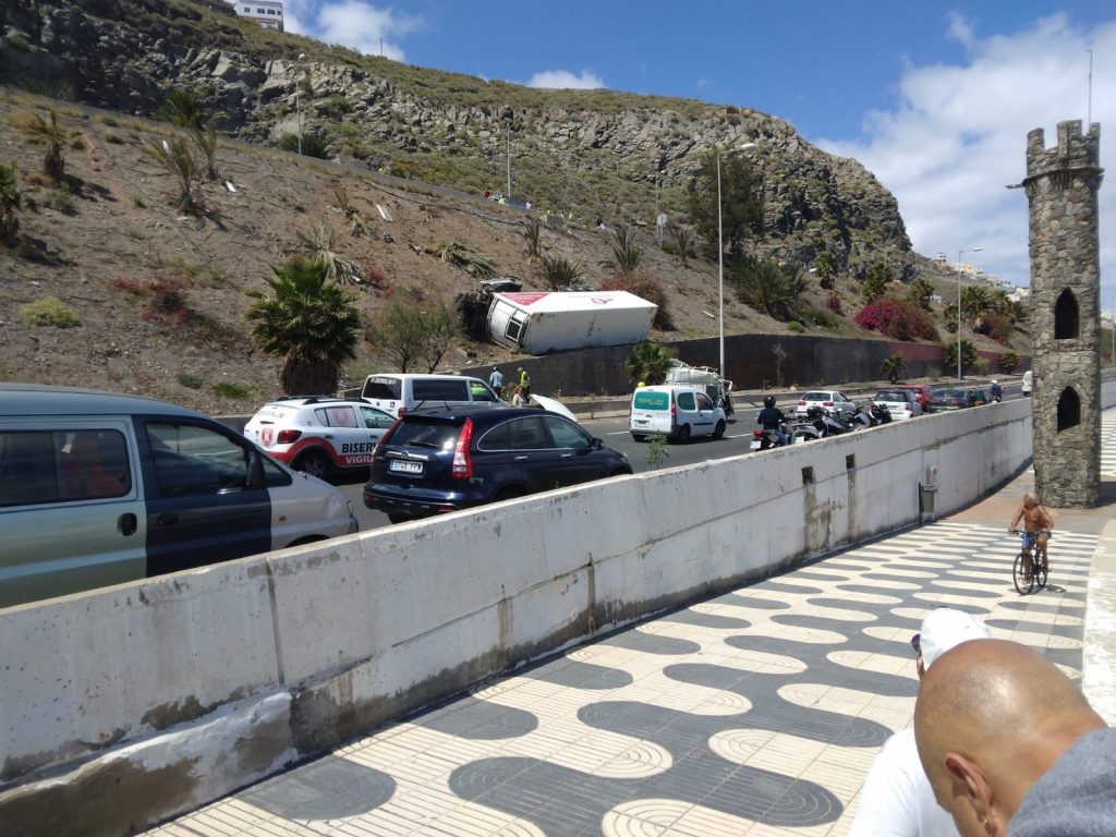 Fallece el conductor de un camión tras volcar a pocos metros del túnel de La Laja