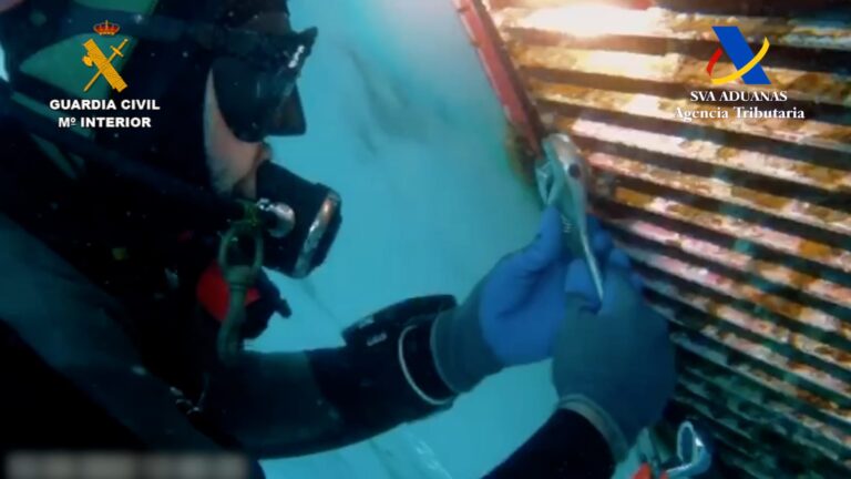 Descubren 80 kilos de cocaína ocultos en la parte sumergida de un barco en el Puerto de la Luz