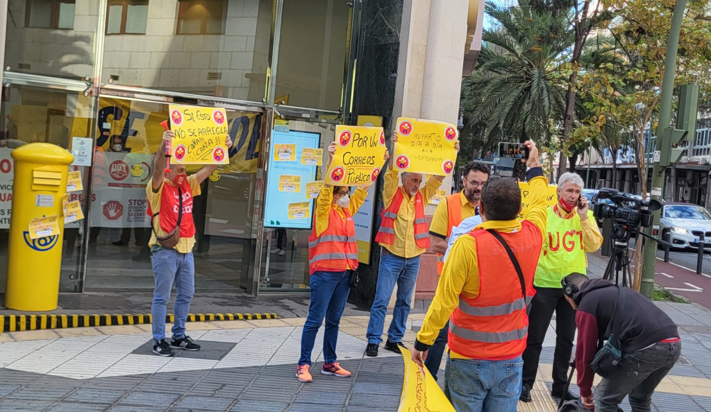 CCOO y UGT se encierran en Correos contra el "desguace" del servicio