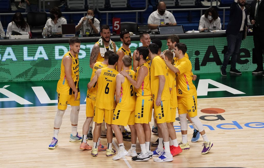 El Lenovo Tenerife firma un gran correctivo al Unicaja en el Carpena