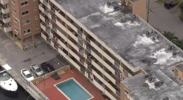 Desalojan un edificio residencial de Miami ante el riesgo de derrumbe