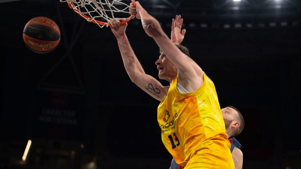 El Gran Canaria asaltó este domingo el Fernando Buesa Arena en una segunda mitad con mucho acierto y despliegue defensivo