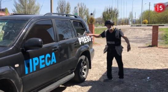 Un proyectil alcanza el vehículo del enviado especial de RNE, Fran Sevilla, cuando viajaba hacia Mariúpol