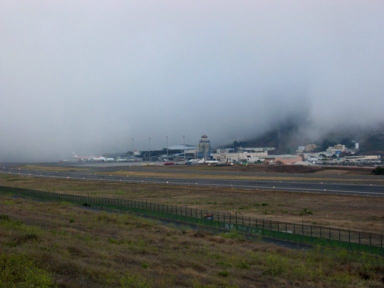 Desvían una decena de vuelos en el aeropuerto de Tenerife Norte por baja visibilidad